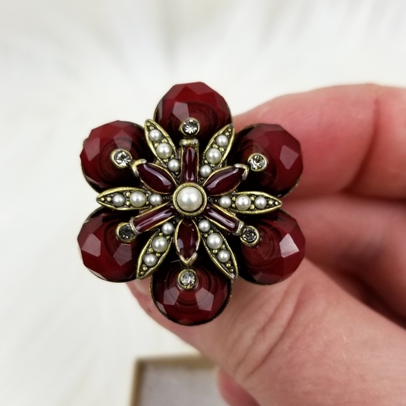 Jewelry - Flower-shaped Cocktail Ring